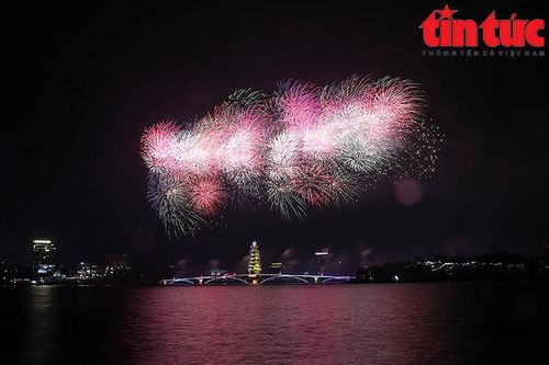 Pháo hoa rực sáng trời đêm Việt Trì trong dịp Giỗ Tổ Hùng Vương