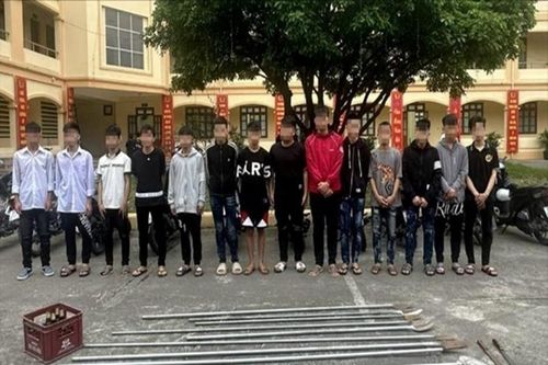 Triệu tập 29 thanh, thiếu niên mang dao phóng lợn, chạy xe náo loạn đường phố