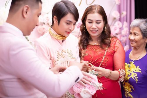 Nàng dâu chuyển giới chinh phục mẹ chồng bằng vàng, mẹ đáp lễ bằng xe SH