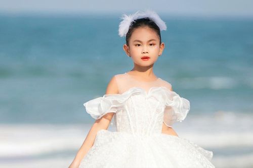 Danh tính mẫu nhí hóa 'nàng tiên cá', làm vedette trong show của siêu mẫu Xuân Lan