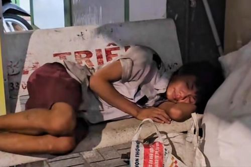 Ngủ quên trên chuyến xe, cậu bé 8 tuổi lưu lạc suốt 10 năm, sống cảnh màn trời chiếu đất