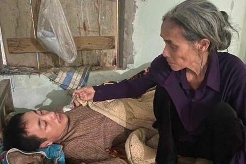 Con trai phát bệnh, con dâu ôm cháu nội bỏ đi, mẹ già đơn thân bất lực cầu cứu