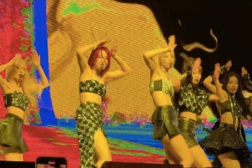 Nhờ cơn bão chỉ trích tại Coachella, LE SSERAFIM 'lãi đậm'?