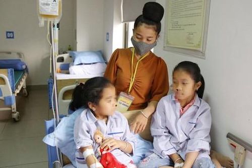 Nỗi lòng của những phụ huynh có con thường xuyên bị chảy máu cam, nôn ra máu