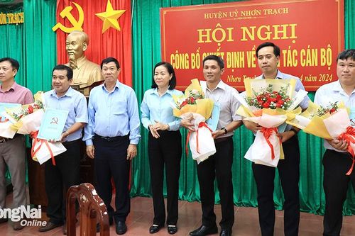 Huyện Nhơn Trạch trao 8 quyết định về công tác cán bộ