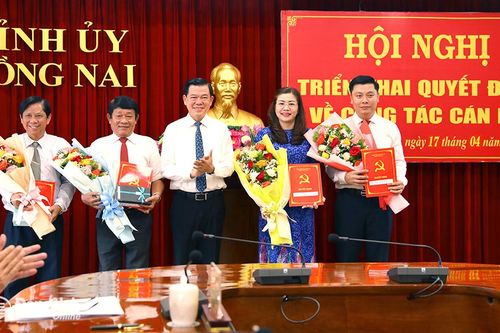 Triển khai các quyết định về công tác cán bộ