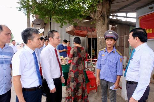 Nhân viên gác chắn cứu người được nhận bằng khen của Chủ tịch UBND tỉnh