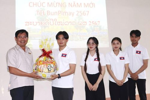 Chúc Tết cổ truyền Bunpimay lưu học sinh Lào