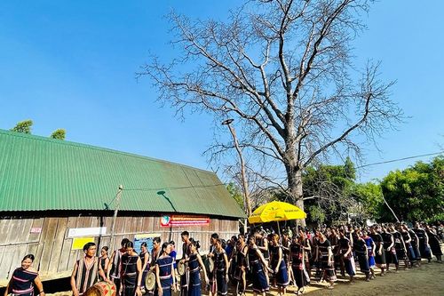 Vang mãi tiếng chiêng làng Châu