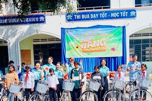 Kông Chro: Trao tặng quà cho học sinh Trường Tiểu học và Trung học cơ sở Lê Lợi