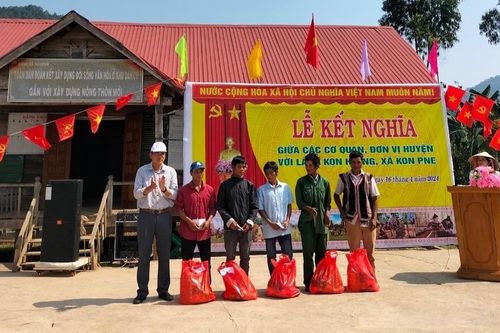 9 cơ quan, đơn vị huyện Kbang kết nghĩa với làng Kon Hleng