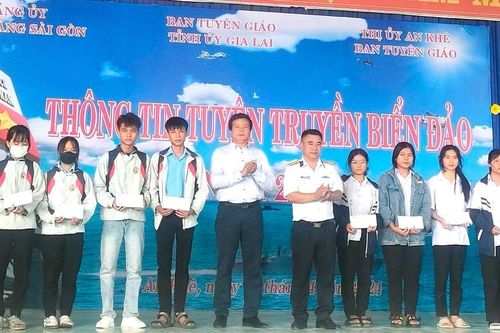 Tuyên truyền về biển, đảo cho 500 học sinh thị xã An Khê.