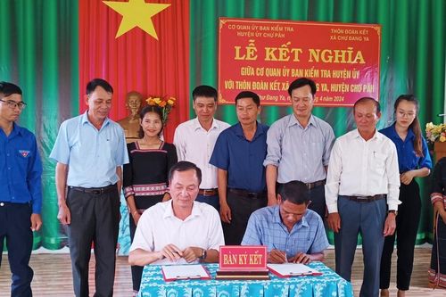 Ủy ban Kiểm tra Huyện ủy Chư Păh kết nghĩa với thôn Đoàn Kết