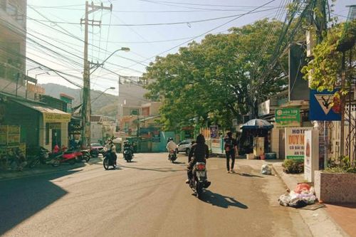 Biển báo bị quay ngược