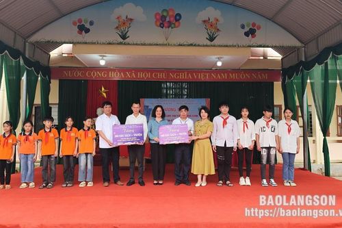 Tặng 700 cuốn sách cho thư viện nhà trường và học sinh có hoàn cảnh khó khăn tại xã Yên Bình, huyện Hữu Lũng