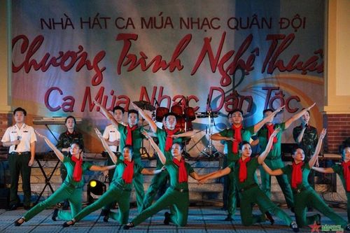 Bộ đội và bà con các dân tộc tỉnh Lào Cai, Yên Bái hát cùng nghệ sĩ