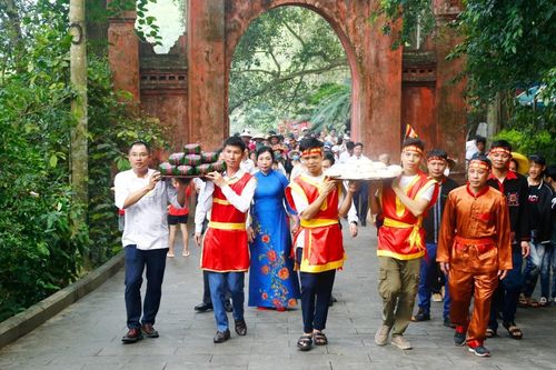 Dâng bánh chưng, bánh giầy lên các Vua Hùng