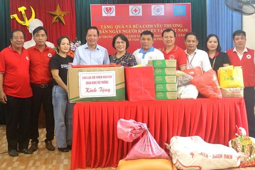 Trao quà và 500 suất cơm yêu thương tại Trung tâm trợ giúp xã hội và phục hồi chức năng