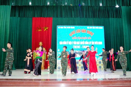 Giao lưu văn nghệ Thắm tình quân dân