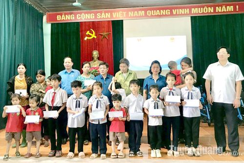 Trên 150 triệu đồng tặng người khuyết tật và trẻ mồ côi xã Mỹ Bằng