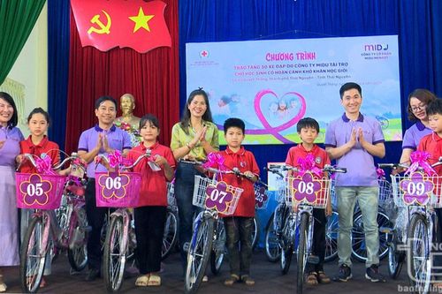 Tặng xe đạp cho học sinh vượt khó