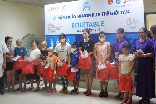 Gặp mặt, giao lưu và tặng quà cho bệnh nhân Hemophilia