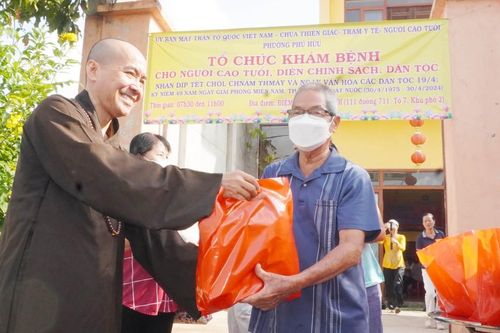 Chùa Thiền Giác (TP.Thủ Đức) khám bệnh, tặng quà đến người cao tuổi