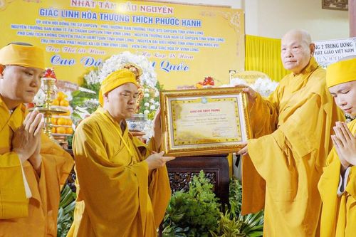 Vĩnh Long: Lãnh đạo GHPGVN viếng tang, trao Giáo chỉ truy phong Hòa thượng Thích Phước Hạnh