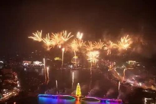 Phú Thọ: Đội mưa xem bắn pháo hoa mừng lễ hội Đền Hùng 2024