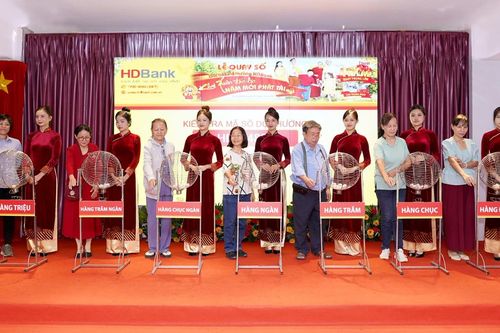 Khách hàng HDBank nhận giải thưởng 'tiền tỷ'