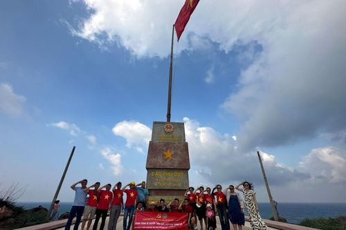 Hành trình về nguồn với chủ đề 'Biên giới, biển đảo trong tim tôi'