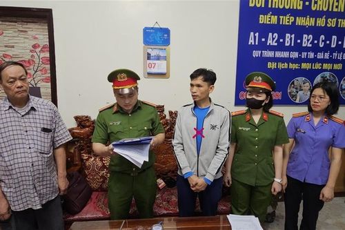 Bắt giám đốc Trung tâm sát hạch lái xe câu kết với 'cò' làm giả giấy tờ