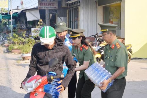 Công an tỉnh Cà Mau hỗ trợ nước cho người dân vùng khô hạn