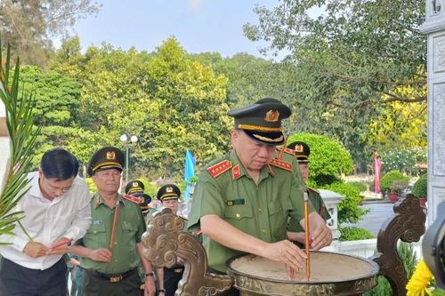 Bộ trưởng Tô Lâm dâng hương tri ân các Anh hùng - Liệt sĩ