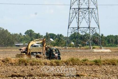 Nghi vấn một doanh nghiệp khai thác, vận chuyển đất mặt trái phép