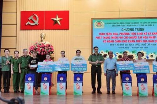 TPHCM: Tặng quà, phương tiện sinh kế cho người lầm lỗi có hoàn cảnh khó khăn