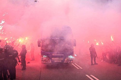 Cổ động viên Barcelona tấn công xe buýt chở đội nhà