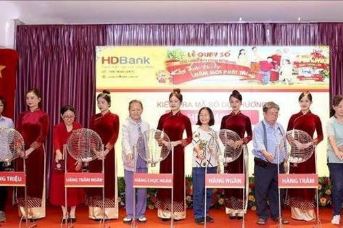 Khách hàng HDBank rộn ràng nhận thưởng 'tiền tỷ'