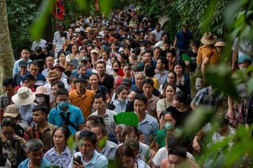 Hàng vạn du khách đổ về Đền Hùng dâng hương trước ngày chính lễ