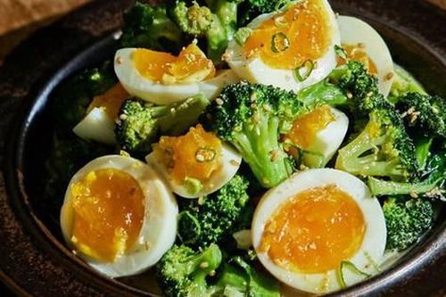 Súp lơ xanh kết hợp với trứng thế này làm thành món ăn giòn ngon, thơm ngậy vô cùng