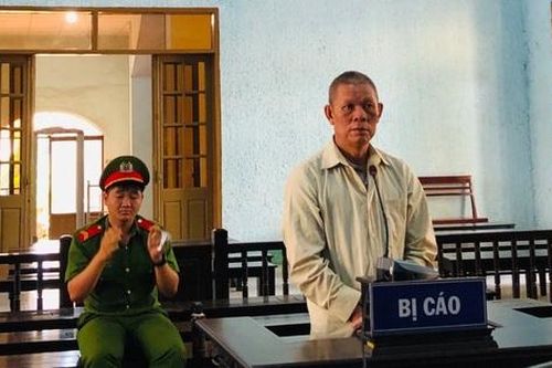 Chồng tưới xăng đốt vợ vì không chịu vào ăn cơm