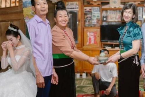 Đám cưới đặc biệt của cô gái dân tộc Thái và chú rể Mỹ: Bố mẹ chồng nhập gia tùy tục, bàn chuyện cưới chỉ trong 1 cuộc điện thoại