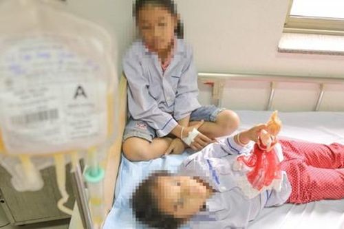 Con gái mắc bệnh rối loạn đông máu hiếm gặp, người mẹ òa khóc trên xe cấp cứu vì lo sợ