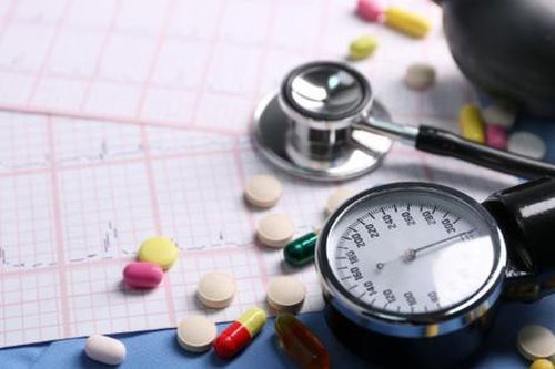 Có nên dùng thuốc Adalate nhỏ lưỡi khi gặp cơn tăng huyết áp khẩn cấp?