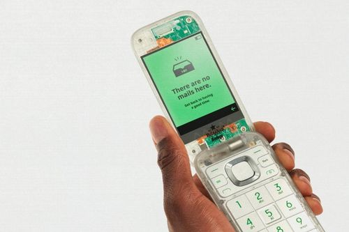 Mẫu điện thoại nhàm chán không thể lướt web, nhưng có 'rắn săn mồi'