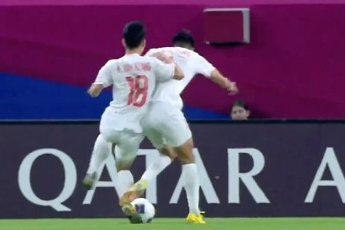 2 cầu thủ U23 Việt Nam đá vào chân nhau