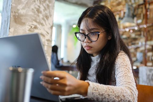 Giới trẻ TP.HCM ôm laptop chạy deadline trong quán cà phê ngày nghỉ lễ