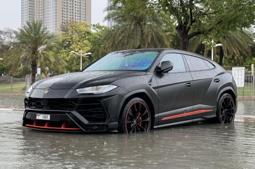 Lamborghini Urus Graphite Capsule ngập trong lụt tại Dubai