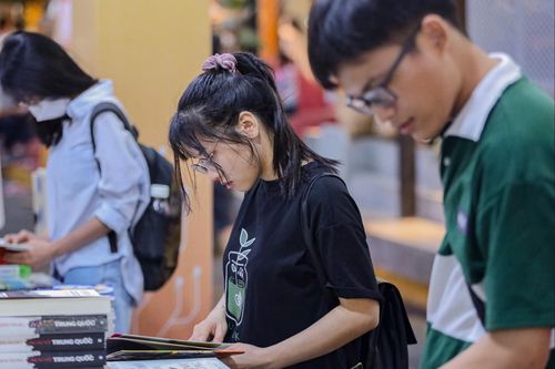 Người dân TP.HCM đổ ra đường trải nghiệm sách nói