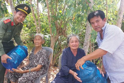 Sóc Trăng: lực lượng công an kịp thời cấp nước sạch miễn phí cho người dân